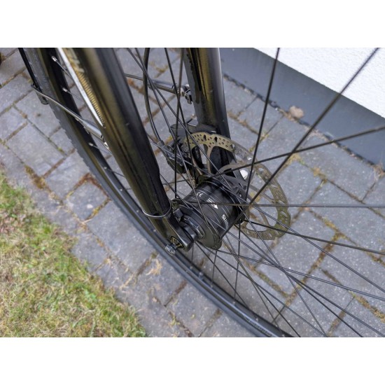 miesto-hibridinis-dviratis-raleigh-rushhour-1-0-28-ratai-shimano-altus-led-apsvietimas