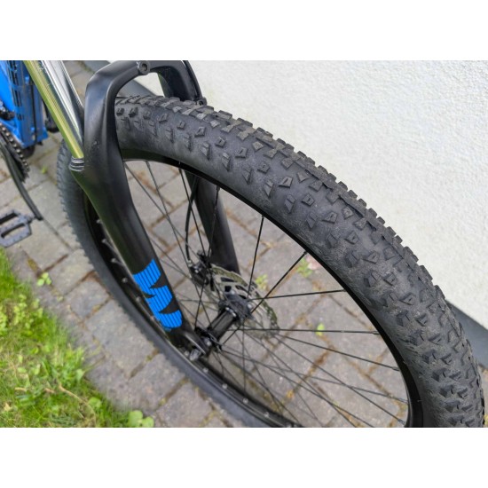 kalnu-dviratis-white-xc-trainer-27-5-ratai-17-remas-shimano-acera-hidraulika-sr-suntour