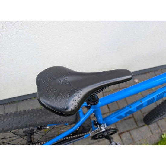 kalnu-dviratis-white-xc-trainer-27-5-ratai-17-remas-shimano-acera-hidraulika-sr-suntour
