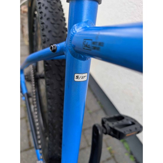 kalnu-dviratis-white-xc-trainer-27-5-ratai-17-remas-shimano-acera-hidraulika-sr-suntour