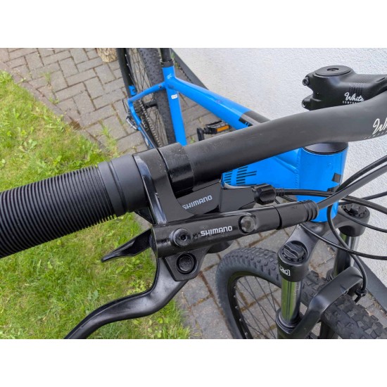 kalnu-dviratis-white-xc-trainer-27-5-ratai-17-remas-shimano-acera-hidraulika-sr-suntour