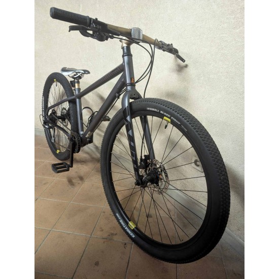 paaugliu-dviratis-white-26-coliu-ratai-aliuminio-remas-shimano-deore-hidrauliniai-stabdziai