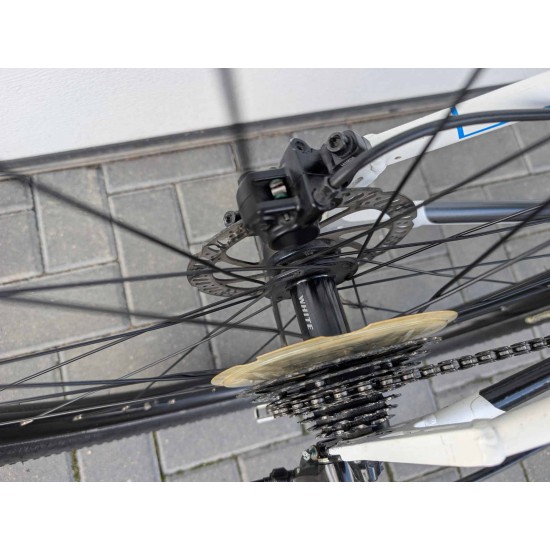 paaugliškas-kalnu-dviratis-white-xc-260-lite-26-ratai-13-remas-aliuminis-shimano-acera