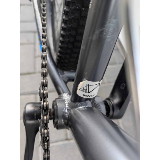 paaugliškas-kalnu-dviratis-white-xc-260-lite-26-ratai-13-remas-aliuminis-shimano-acera