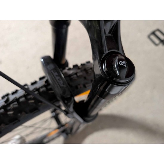 kalnu-dviratis-trek-marlin-sram-sx-eagle-12-pavaru-rockshox-judy-silver-maxxis