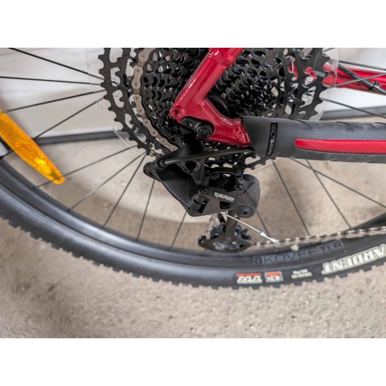 kalnu-dviratis-trek-marlin-sram-sx-eagle-12-pavaru-rockshox-judy-silver-maxxis