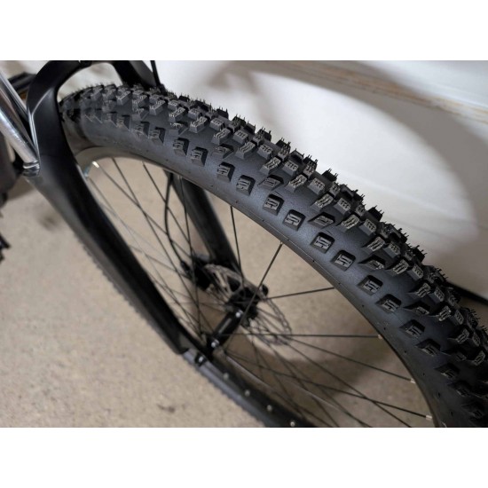 kalnu-mtb-dviratis-cube-aim-race-hidrauliniai-stabdziai-vidinis-trosu-pravedimas-tapered